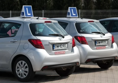 Tysiące złotych zostaną w kieszeni? Młodzi mają uczyć się jeździć za darmo