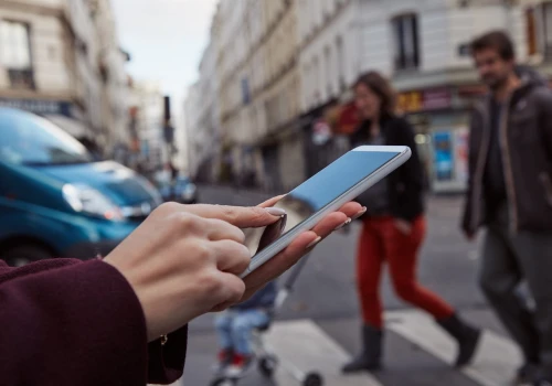 Piesi na celowniku nowych przepisów. Za telefon w dłoni ma grozić mandat