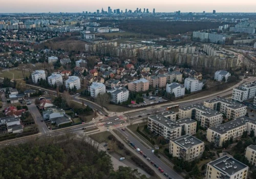 Przedmieścia dwóch prędkości. Dlaczego okolice Warszawy przyciągają kupujących mieszkania, a okolice Łodzi ich tracą?
