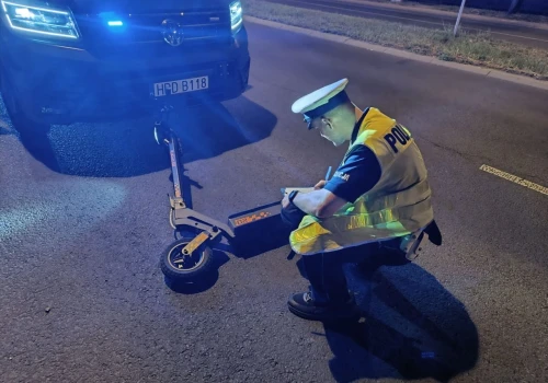 Pędzący hulajnogą nastolatek wjechał na przejście dla pieszych. Zderzył się z Toyotą