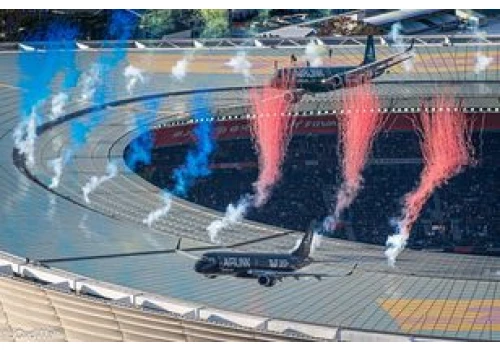 Ekstremalny przelot. Dwa Embraery E195 nad stadionem w Kapsztadzie