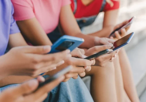 Zakaz telefonów w podstawówkach od września. Polacy zabrali głos