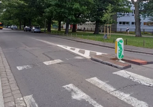 Spękana ulica na Wielkiej Wyspie poszła do remontu. Wymienią asfalt na jezdni i trasie pieszo-rowerowej