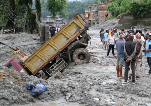 Rośnie liczba ofiar i zaginionych po powodzi w Nepalu. Trwają masowe pochówki