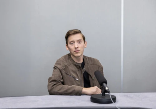 Zakaz telefonów w szkołach nie rozwiąże problemu? Bartłomiej Rosiak: „To mrzonka”