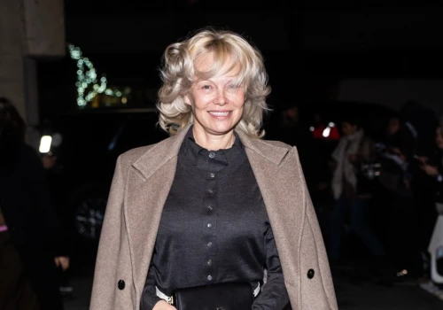 Płaszcz, koszula i spódnica. Pamela Anderson pokazuje hit na jesień 2026