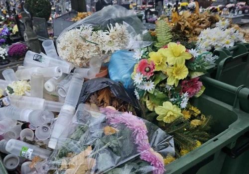 Zmiany na cmentarzach od 1 września. Samorządy w całej Polsce chcą pójść tym śladem