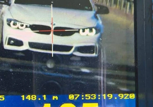 Chciał sprawdzić osiągi świeżo kupionego BMW. Przez miasto jechał 135 km/h