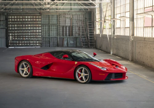 Ferrari LaFerrari z przebiegiem 711 mil sprzedane za 8,695 mln dolarów