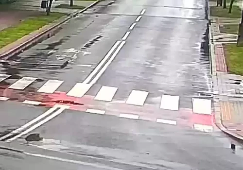 Wysiadł z jadącego Mercedesa. Auto bez kierowcy wjechało w ogrodzenie