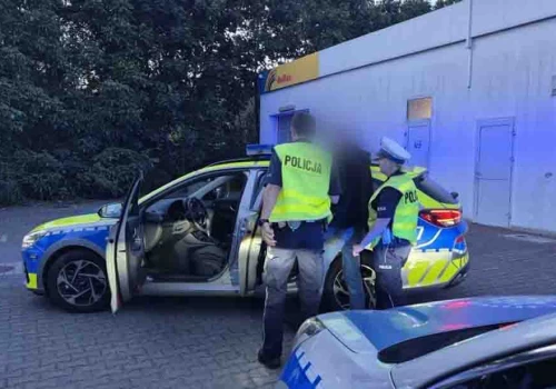 Zielona Góra. Pijany kierowca Toyoty Bolt uderzył w samochód i uciekł
