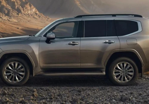 Toyota Land Cruiser 300 dostanie 457 KM. Diesel zostaje w gamie