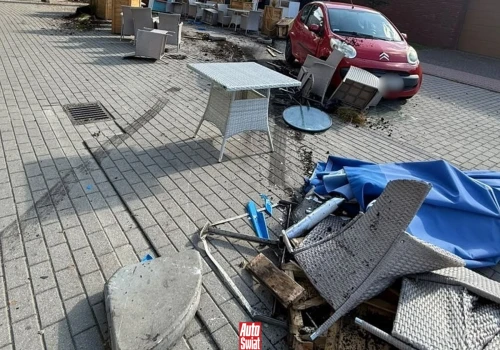 Staranowała autem ogródek gastro i uciekła. Właściciel lokalu zastał taki widok