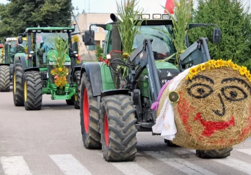 Siedem potężnych ciągników w korowodzie i tłumy pod dworkiem. Tak Jedwabne dziękowało za tegoroczne plony