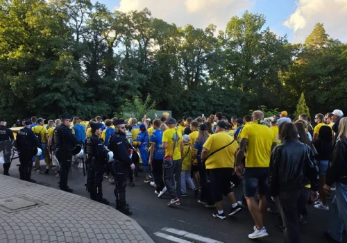 Zielona Góra. Policja zatrzymała kilku kiboli Stali Gorzów, w tym nieletniego, za odpalenie rac