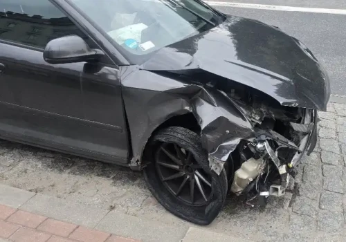 Pijany rajd po osiedlu Podleśna. 32-latek w Audi uszkodził auta i znak drogowy