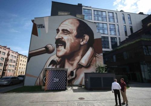 Wizerunek Andrzeja Zauchy na ścianie kamienicy. W Krakowie powstał wyjątkowy mural