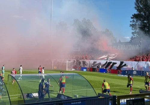 Skandal na meczu Rakowa. Kibice pokazali oprawę dla Janusza Walusia