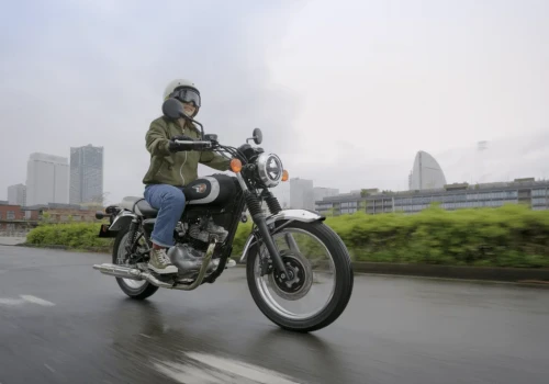 Nowy rocznik, ta sama mechanika. Kawasaki uparcie broni prostego motocykla