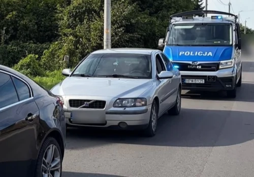 Jechała zygzakiem i zjeżdżała na przeciwległy pas. Miała ponad promil