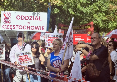 Politycy do tablicy! Manifestacja ZNP przed siedzibą premiera, 31 sierpnia 2026 r. – fotoreportaż