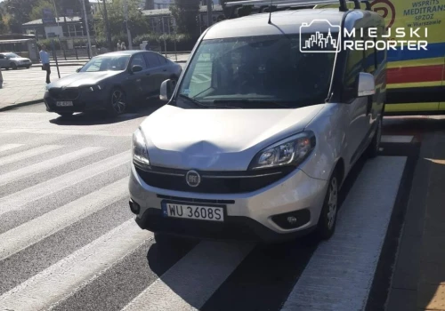 80-latek spieszył się na tramwaj. Wbiegł na czerwonym wprost pod auto