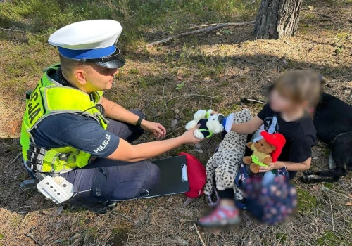 Osobówka w rowie, a druga na dachu. W jednym z aut było dziecko