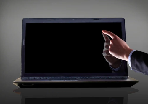 Czarny ekran w włączonym laptopie – przyczyny i rozwiązania