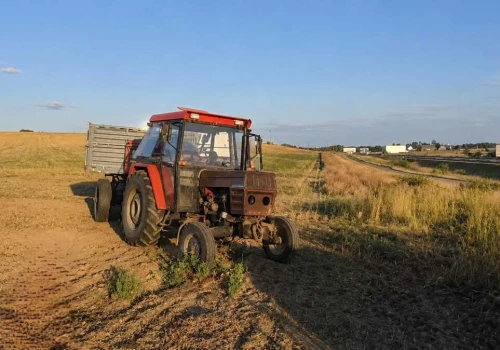 Szok na drodze. 29-latek prowadził ciągnik i pił alkohol podczas jazdy