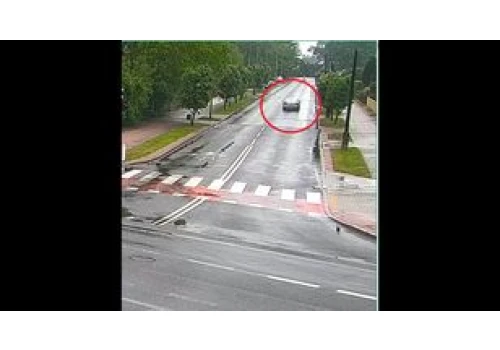 Kierujący wysiadł z jadącego auta. Wszystko się nagrało