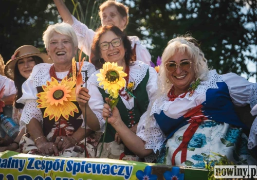 Dożynki w Szerokiej z barwnym korowodem. Rolnicy zadowoleni z tegorocznych plonów