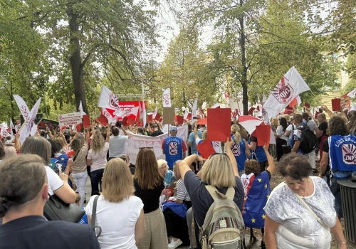 „Politycy do tablicy”. Ogólnopolska manifestacja nauczycieli i pracowników oświaty ZNP przed Kancelarią Premiera. Protestujący pokazali rządowi czerwoną kartkę