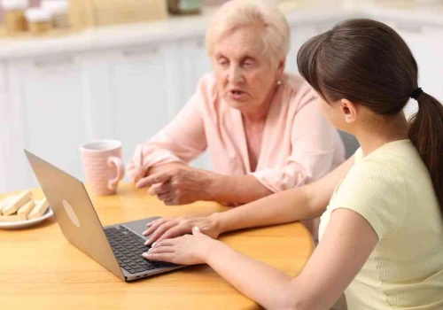 Senior na Facebooku? Nie chodzi o lajki. Ważniejsza może być rodzina