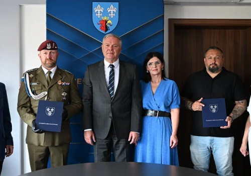 Uratowali 92-latkę z płonącego domu. Bohaterska postawa mieszkańców powiatu bełchatowskiego