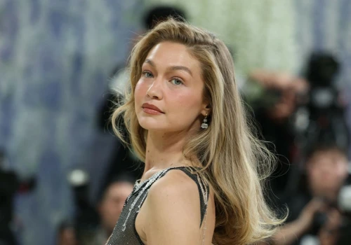 Gigi Hadid jako stylowa kowbojka. Pozuje u boku siostry