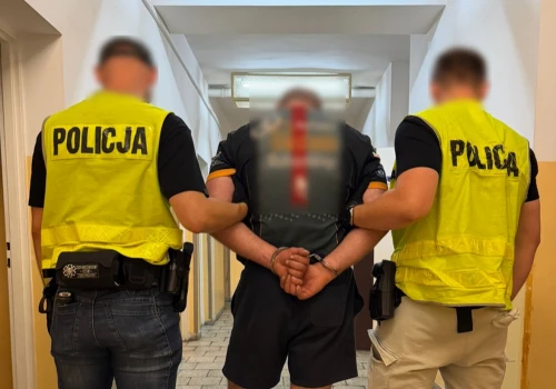POZNAŃ: Antyukraińskie hasła i zniszczona witryna. Policjanci szybko ustalili i zatrzymali sprawcę