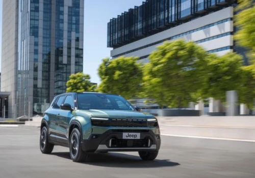 Jeep Avenger 1.2 Turbo vs Avenger e-Hybrid – Czy warto dopłacić do małego silnika elektrycznego w aucie miejskim?