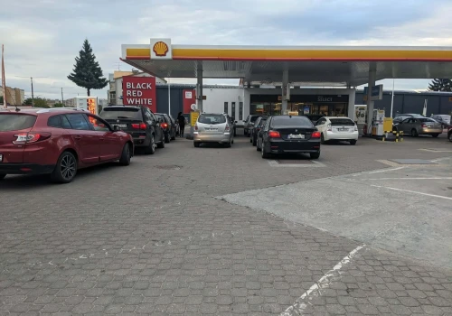 Kierowcy stoją w kolejkach na stacjach paliw