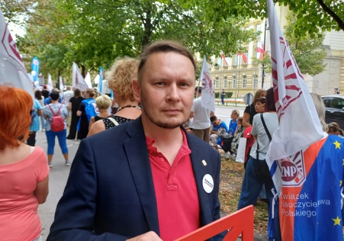 Rząd straci poparcie nauczycieli. Na wstępie więcej zarobią w sieciówce
