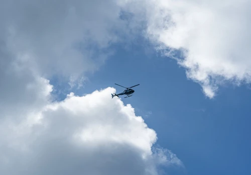Zerwał linię energetyczną i… odleciał. Pilot zostawił służby z zagadką