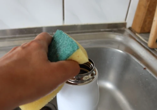 Używasz bidonu codziennie? Kilka minut wystarczy, żeby usunąć bakterie