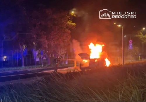 Pożar Forda na Targówku. Pojazd objęty cały ogniem