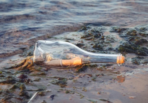Znalazła butelkę na jednej z najpiękniejszych plaż. W środku czekały 2 listy z zaskakującą datą