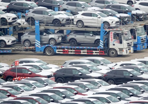 Produkują 55 mln aut, sprzedają 23 mln. Chiny mają problem