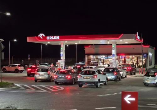 Nocne kolejki po tańsze paliwo w Lublinie. Od 1 września kierowcy zapłacą znacznie więcej