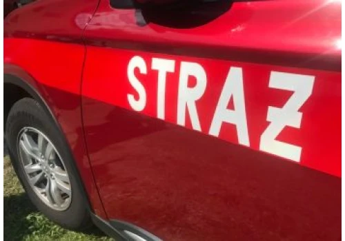 Samochód w potoku. Niebezpieczne dachowanie w Laskowej