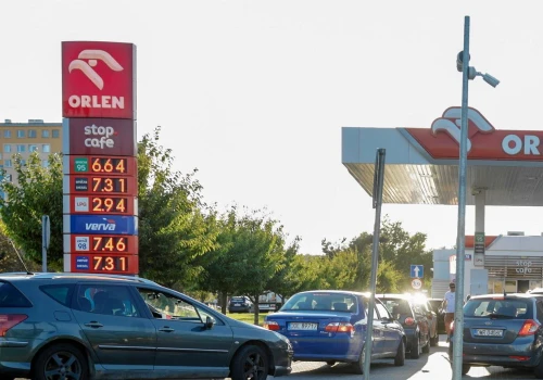Potężne kolejki na stacjach i poranny szok. W wielu miejscach zabrakło paliwa