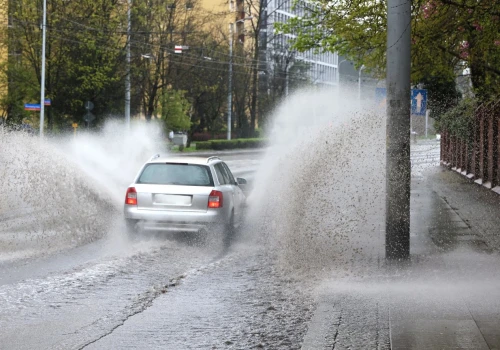 Kierowcy nagminnie robią to podczas ulewy. Jeden błąd i silnik może być do wymiany