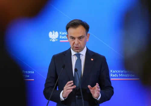 Paliwo z dnia na dzień droższe o 1 zł. Minister Domański zrzuca winę na prezydenta
