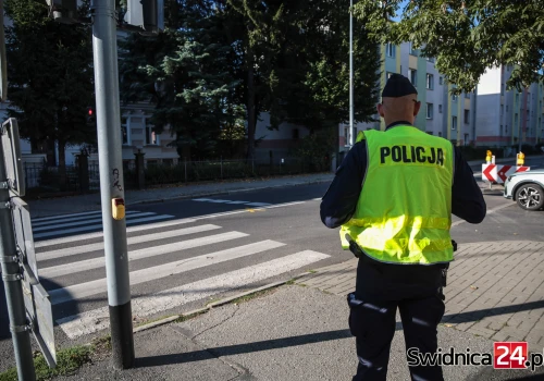 Bezpieczna droga do szkoły. Policjanci patrolują przejścia dla pieszych
